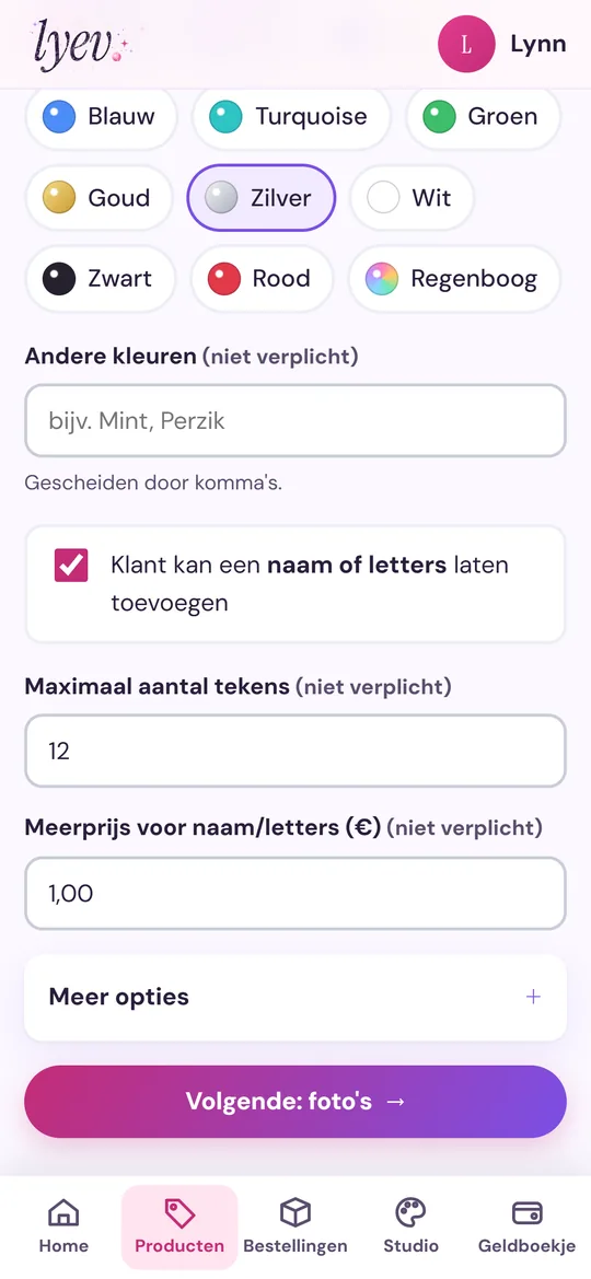 Beheer op de telefoon: kleuren aantikken die de klant mag kiezen, naam of letters toestaan en een meerprijs invullen.