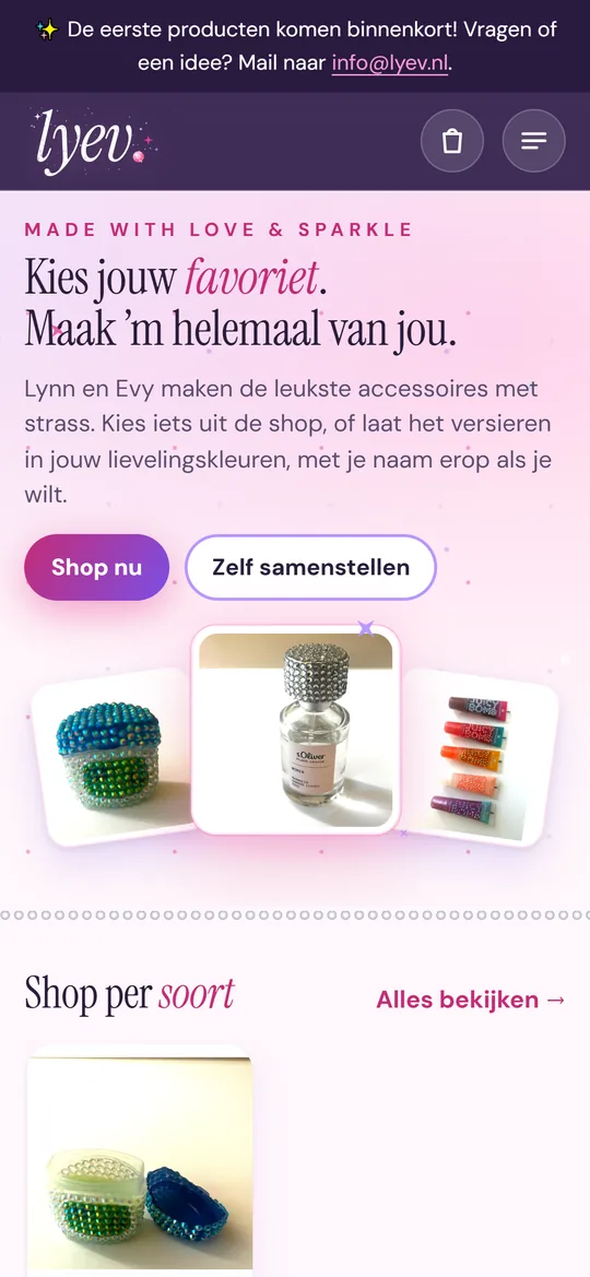 Homepage van lyev.nl op een telefoon: donkerpaarse kopbalk met het logo, de kop Kies jouw favoriet en drie productfoto's als kaartjes.