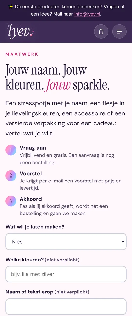 Pagina Maak het persoonlijk: in drie stappen van aanvraag via voorstel naar akkoord, met velden voor kleuren en een naam.